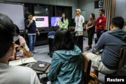 Cherish Aileen Brillon saat mengajar pada kelas "Studi Selebriti: Taylor Swift dalam Fokus" di Universitas Filipina Diliman di Kota Quezon, Manila, Filipina, 22 Februari 2024. (REUTERS/Eloisa Lopez)