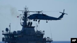 Helikopteri ul marinsat në bordin e luftëanijes gjatë stërvitjes në det