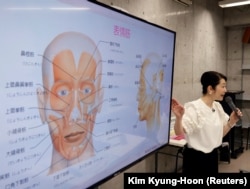 Pelatih senyum Keiko Kawano mengajar siswa kursus pelatihan senyum di Sekolah Seni Sokei di Tokyo, Jepang, 30 Mei 2023. (Foto: REUTERS/Kim Kyung-Hoon)