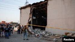 Ljudi se okupljaju ispred mesta smrtonosnog požara, koji je izbio tokom svadbe, u disktriktu Hamdanija, pokrajina Nineveh, iraj, 27. septembra 2023.