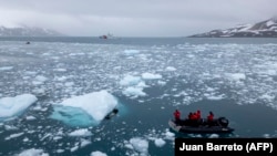 Para penyelam dari Angkatan Laut Kolombia mengambil sampel di Pulau Livingston, Kepulauan South Shetlands, Antarktika, 27 Januari 2024. (Foto: Juan Barreto/AFP)