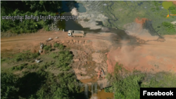 រូបថតដកស្រង់ចេញពីវីដេអូរបស់ Mother Nature Cambodia តាមបណ្តាញហ្វេសប៊ុកបង្ហាញ​ទិដ្ឋភាពនៃ​តំបន់ទឹកធ្លាក់ក្នុងតំបន់ការពារធម្មជាតិ និងឧទ្យានជាតិក្រវ៉ាញខាងត្បូងនៃខេត្តកោះកុង។ (Facebook Screenshot)