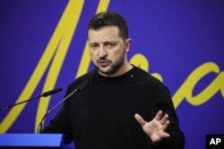 یوکرین کے صدر ولادو میر زیلنسکی البانیہ میں ایک پریس کانفرنس میں روس کے حوالے سے بات کررہے ہیں۔ 28 فروری 2024