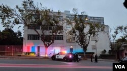 2023年10月9日下午一辆汽车撞进中国驻旧金山总领事馆后，当地警方傍晚仍在现场处理案件。（美国之音旧金山特约记者周星晨）