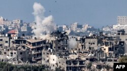 Gambar yang diambil dari kota Sderot di selatan Israel ini menunjukkan kepulan asap saat pemboman Israel di Jalur Gaza utara, 19 Oktober 2023, di tengah pertempuran yang sedang berlangsung antara Israel dan kelompok Palestina Hamas. (Jack Guez / AFP)