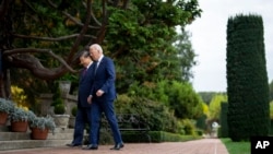 2023年11月15日，拜登总统和中国国家主席习近平在加利福尼亚州伍德塞德费罗丽庄园的花园里散步。（美联社照片）