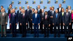 11일 리투아니아 빌뉴스에서 열리 나토 정상회의에서 정상들이 기념촬영을 했다.