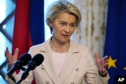 Presiden Komisi Eropa Ursula von der Leyen di Istana Kepresidenan Malacanang di Manila, 31 Juli 2023. (Foto: AP)