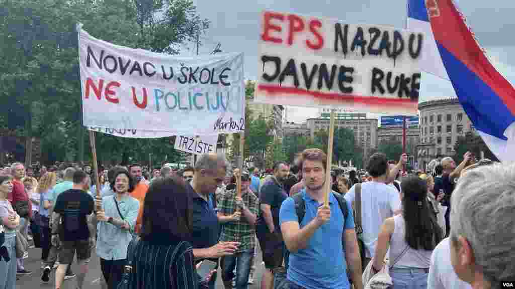 Osmi skup &quot;Srbija protiv nasilja&quot; ispred Skupštine Srbije, 24. juna 2023. (Foto: VOA/Rade Ranković)