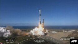 한국의 첫 군사 정찰위성이 현지시각 1일 오전 10시 19분 미국 캘리포니아 소재 반덴버그 공군기지에서 발사됐다. 스페이스X(Space X) 제공 영상 캡처.