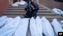 Warga Palestina berduka atas kematian para kerabat mereka dalam pemboman Israel di Jalur Gaza, di rumah sakit Khan Younis, Minggu 3 Desember 2023.