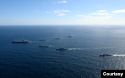 지난달 미국·한국의 해군과 일본 해상자위대가 제주 남방 공해상에서 해상훈련을 실시하고 있다. 오른쪽 위부터 한국 구축함 왕건함, 일본 이지스구축함 콩고함, 미 항공모함 칼빈슨함, 한국 이지스구축함 세종대왕함, 미 순양함 프린스턴함, 미 이지스구축함 키드함. (한국 국방부 제공)