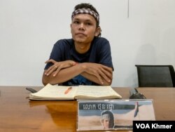 លោក ថុន រដ្ឋា ជាយុវជនម្នាក់នៃចលនាមាតាធម្មជាតិ ថ្លែងក្នុងពិធីមួយក្រោយទទួលបានពានរង្វាន់ Right Livelihood 2023 រាជធានីភ្នំពេញ កាលពីថ្ងៃទី២៨ ខែកញ្ញា ឆ្នាំ២០២៣។ (លាស់ លីបលីប/វីអូអេ)