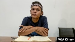 លោក ថុន រដ្ឋា ជាយុវជនម្នាក់នៃចលនាមាតាធម្មជាតិ ថ្លែងក្នុងពិធីមួយក្រោយទទួលបានពានរង្វាន់ Right Livelihood 2023 រាជធានីភ្នំពេញ កាលពីថ្ងៃទី២៨ ខែកញ្ញា ឆ្នាំ២០២៣។ (លាស់ លីបលីប/វីអូអេ)