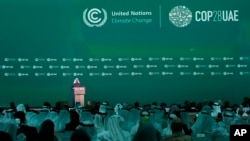 Sheikh Mohammed bin Zayed Al Nahyan, presiden Uni Emirat Arab dan penguasa Abu Dhabi, pada upacara pembukaan KTT Iklim PBB COP28, Jumat, 1 Desember 2023, di Dubai, Uni Emirat Arab. (AP/Rafiq Maqbool)