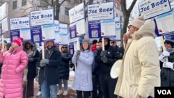 Volunteers instructing voters to write-in President Biden’s name on the ballot, Jan. 23, 2024. A primary election scheduling change by the Democratic National Committee prompted the grassroots effort. (Carolyn Presutti/VOA)
