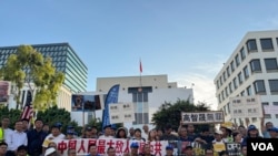 2024年8月11日，参加在中国驻洛杉矶总领事馆门前的抗议活动人士在现场合影。（美国之音驻洛杉矶特约记者张木林拍摄）