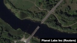 卫星图像显示，2024年8月17日俄罗斯库尔斯克地区塞姆河上的一座桥梁遭袭倒塌。