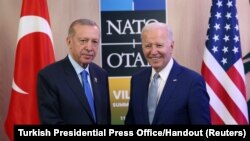 조 바이든(오른쪽) 미국 대통령과 레제프 타이이프 에르도안 튀르키예 대통령이 지난 7월 리투아니아 빌뉴스 북대서양조약기구(NATO∙나토) 정상회의 현장에서 회동하고 있다. (자료사진)