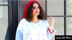 زینب خنیاب‌پور، از مخالفان حجاب اجباری