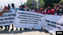 Waandamanaji wakiwa na mabango yao