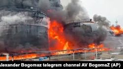 俄罗斯西部克林齐（Klintsy）市的油库储油罐据指被乌克兰无人机袭击燃起大火。（2024年1月19日）