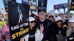 اعتصاب انجمن بازیگران آمریکا موسوم به «سگ-افترا»
Credit: AP 