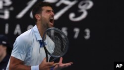 Petenis Serbia Novak Djokovic bereaksi saat kehilangan poin dalam pertandingan melawan Taylor Fritz dari AS di babak perempat final Australia Terbuka di Melbourne, Australia, pada 23 Januari 2024. (Foto: AP/Asanka Brendon)