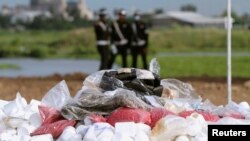 រូបឯកសារ៖ ​គំនរគ្រឿងញៀន​ដែលត្រូវបានរឹបអូសបាន​ត្រៀម​ដុត​បំផ្លាញ​ចោល​ នៅ​រាជធានីភ្នំពេញ កាលពីថ្ងៃទី២៨ ខែសីហា ឆ្នាំ២០១២។ 