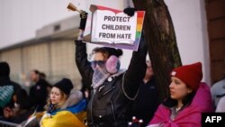 Face à l'offensive lancée par la droite conservatrice pour "protéger les enfants", les militants LGBTQ montent aussi au créneau.