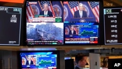 File - Ketua Bank Sentral AS, Jerome Powell muncul di beberapa layar televisi di lantai Bursa Efek New York (NYSE), 1 November 2023. Perekonomian global, yang terbukti tangguh tahun ini, diperkirakan akan goyah tahun depan di bawah tekanan perang dan inflasi.(AP/Richard Drew)