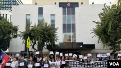 来自中国不同省市的异议人士和洛杉矶侨民聚集在一起，在中国驻洛杉矶领事馆前参加白纸运动一周年抗议活动。(美国之音 张木林)