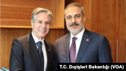 토니 블링컨(왼쪽) 미 국무장관이 21일 영국 런던 '우크라이나 재건회의' 현장에서 하칸 피단 튀르키예 외무장관과 회동하고 있다. 