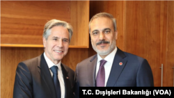 토니 블링컨(왼쪽) 미 국무장관과 하칸 피단 튀르키예 외무장관이 영국 런던에서 회동하고 있다. (자료사진)