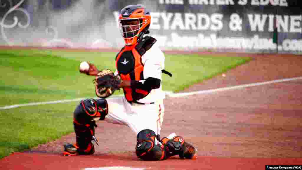 Dennis Kasumba s'entraîne à attraper la balle lors de son deuxième match avec l'équipe de baseball des Frederick Keys au stade Harry Grove à Frederick, Maryland, le 3 juin 2023. (VOA/Arzouma Kompaore)
