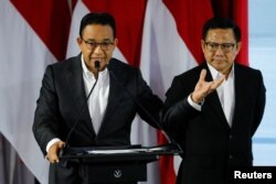 Capres Anies Baswedan, bersama pasangannya Muhaimin Iskandar, berbicara tentang kebijakan antikorupsi dalam dialog yang diadakan oleh Komisi Pemberantasan Korupsi (KPK) di kantor pusatnya di Jakarta, 17 Januari 2024. (REUTERS/Willy Kurniawan)