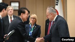 윤석열 한국 대통령이 11일 방한한 척 슈머 미국 상원 민주당 대표 등 상원의원 대표단을 접견했다. 사진 = 한국 대통령실.
