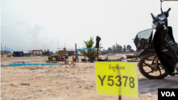 ផ្លាកលេខសម្គាល់​ដីឡូតិ៍ ដែលត្រូវបានចែកឱ្យ​ពលរដ្ឋដែលយល់ព្រម​ផ្លាស់ទីលំនៅទៅកាន់តំបន់អភិវឌ្ឍន៍រុនតាឯក នៅស្រុក​បន្ទាយស្រី ខេត្តសៀមរាប កាលពីថ្ងៃទី ១២ ខែកុម្ភៈ ឆ្នាំ ២០២៣។ (ទែន សុខស្រីនិត/វីអូអេ)