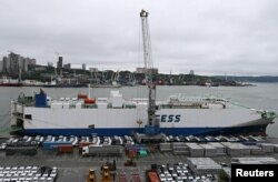 Mobil baru China diturunkan dari kapal di pelabuhan komersial di Vladivostok, Rusia, 25 Agustus 2023. (Foto: REUTERS/Tatiana Meel)