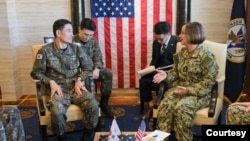 리사 프란체티(오른쪽) 미 해군참모총장이 24일 한국 부산작전기지에 정박 중인 미 항공모함 칼빈슨함(CVN)에서 양용모(왼쪽) 한국 해군참모총장과 회동하고 있다. (한국 해군 페이스북)