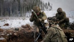 지난해 2월 에스토니아에서 진행된 북대서양조약기구(NATO·나토) 훈련에서 영국군 병사들이 박격포를 쏘고 있다. (자료사진)