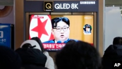 16일 한국 서울역에 설치된 TV에서 북한 김정은 국무위원장의 대남 위협 발언 관련 뉴스가 나오고 있다.