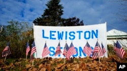 缅因州路易斯顿大街上的一座枪击案临时纪念标志。（2023年11月3日）