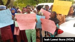 Manoma da suka kai karar sojojin Jaji a harabar babbar kotun Jihar Kaduna