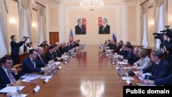 Əli Əsədov və Mixail Mişustin danışıqlar aparır (Mənbə: Nazirlər Kabineti)