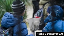 Učenici različitog uzrasta ostavili su cveće i upisali Vanju u Knjigu žalosti