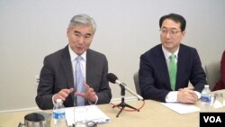 성 김 국무부 대북특별대표(왼쪽)와 김건 한국 외교부 한반도평화교섭본부장이 12일 기자 간담회를 하고 있다. 