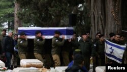 ទាហាន​អ៊ីស្រាអែល​សែង​ម្ឈូស​នៃ​សាកសព​ទាហាន​ដែល​ត្រូវបាន​សម្លាប់​នៅ​ភាគ​ខាងត្បូង​តំបន់ហ្កាហ្សា នៅរដ្ឋធានី Jerusalem ប្រទេសអ៊ីស្រាអែល កាលពីថ្ងៃអង្គារ ទី២៣ ខែមករា ឆ្នាំ២០២៤ ខណៈសង្គ្រាម​រវាងអ៊ីស្រាអែលនិងក្រុមហាម៉ាស់នៅតែបន្ត។ 