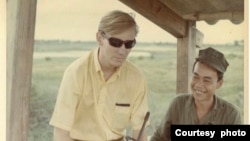 资料照片：鲍勃1968年与一名南越军人站在一起。(照片由罗伯特·霍尔提供)