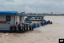 រូបឯកសារ៖ កាណូត​ដឹកខ្សាច់​មួយ​កំពុង​ធ្វើដំណើរ​លើ​ទន្លេ​មេគង្គ នៅ​ជាយ​រាជធានី​ភ្នំពេញ កាលពីថ្ងៃទី១ ខែសីហា ឆ្នាំ២០២២។